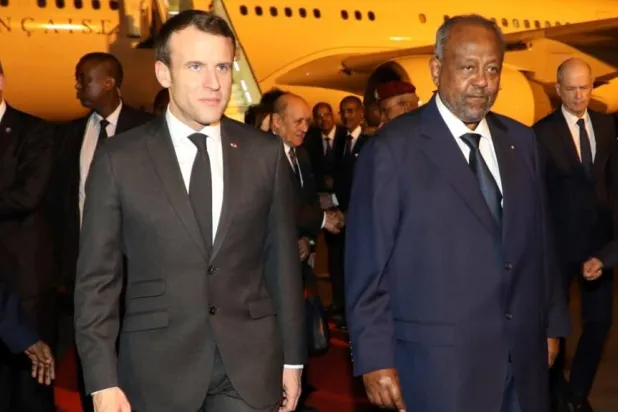 الرئيسان الفرنسي والجيبوتي (أ.ف.ب)