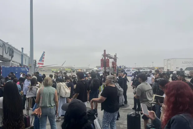 وقع حادث في مطار جون كيندي عندما اشتعلت النيران في سلم متحرك مما أدى إلى إغلاق المبنى رقم 8 (إكس)