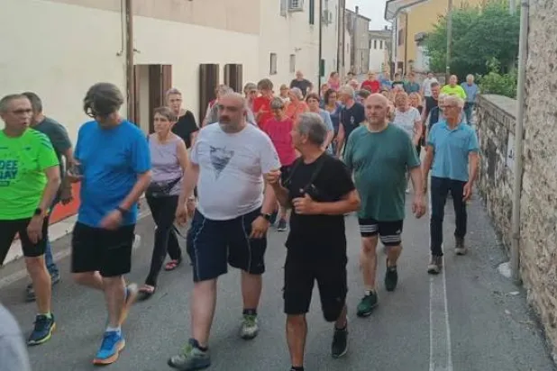 لوتشيانو فريغونيزي يظهر خلال نزهة أسبوعية حيث يتحدث إلى السكان المحليين (فيسبوك - الغارديان)