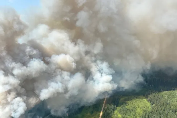 تصاعد الدخان جراء حرائق الغابات في إقليم ألبرتا الكندي (رويترز)