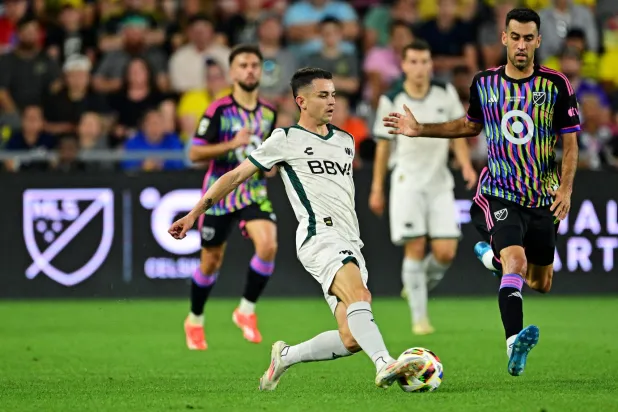 المباراة كانت فرصة أمام ميسي للمشاركة في المباراة التقليدية للمرة الأولى (رويترز)