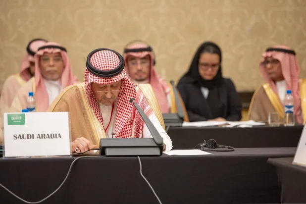 نائب وزير الخارجية السعودي والوفد المرافق خلال الاجتماع التشاوري (واس)