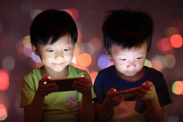 ربع الأطفال الذين تتراوح أعمارهم بين 3 و7 سنوات لديهم هواتف ذكية خاصة بهم (رويترز)