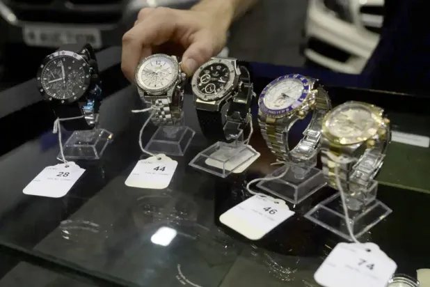 ساعات «رولكس» التي تبلغ قيمتها عشرات الآلاف من بين المسروقات (شاترستوك)