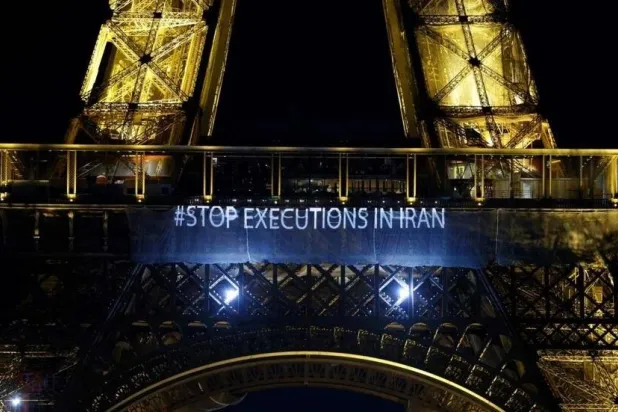 شعار «لا للإعدام في إيران» على برج إيفيل في باريس (أ.ف.ب)