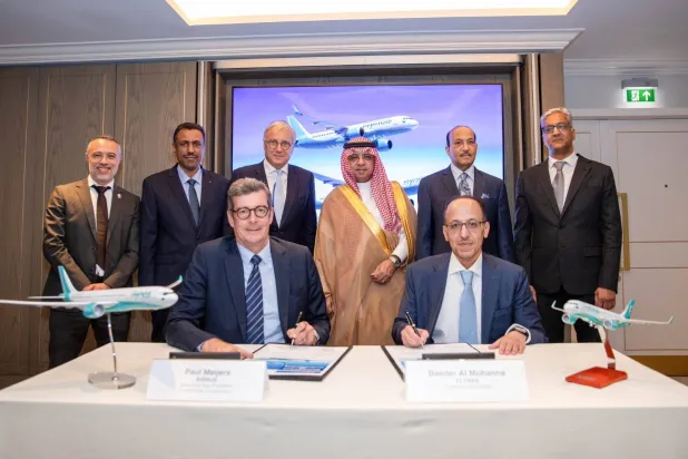 صورة جرى التقاطها للطرفين عقب توقيع الاتفاقية (طيران ناس)