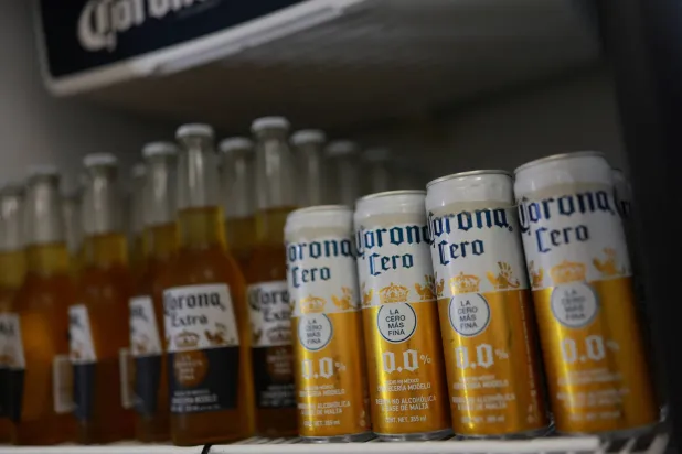 علب بيرة خالية من الكحول بمتجر في سيوداد خواريز بالمكسيك يوم 24 يوليو 2024 (رويترز)