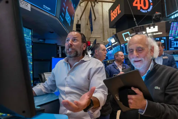 متعاملون في بورصة نيويورك يتابعون موجة البيع التي أطلقها تراجع أداء «تسلا» وشركات تكنولوجية أخرى (أ.ف.ب)