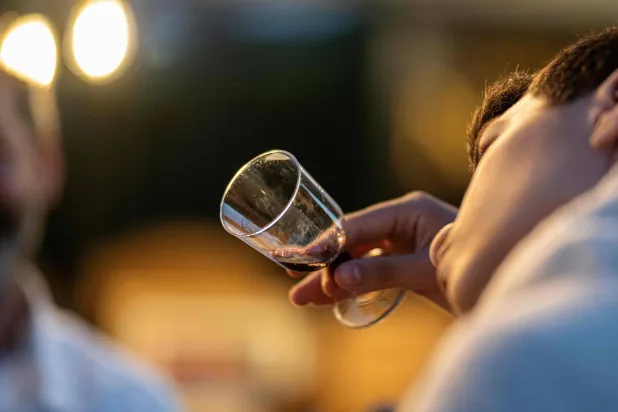 شرب الكحول مرة أو مرتين في اليوم يزيد من خطر الإصابة ببعض أنواع السرطان (أ. ف. ب)