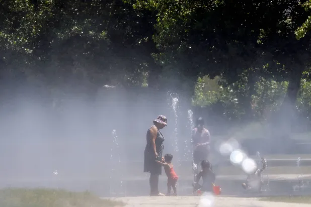 غوتيريش يحذر من أن البشرية ضحية وباء الحرارة الشديدة (أ.ف.ب)