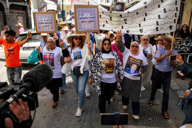 من التظاهرة التي نظّمها أقارب معارضين للرئيس التونسي للمطالبة بالإفراج عنهم (د.ب.أ)