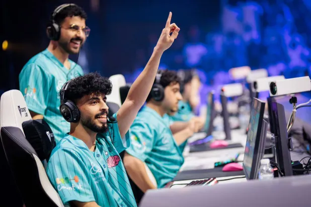 فرحة لاعبو «فالكونز» بعد الفوز بإحدى الجولات خلال المواجهة (الشرق الأوسط)