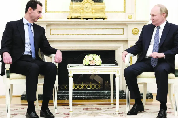 
الرئيس الروسي فلاديمير بوتين يتحدث إلى الرئيس السوري في زيارة غير مجدولة (أ.ف.ب)