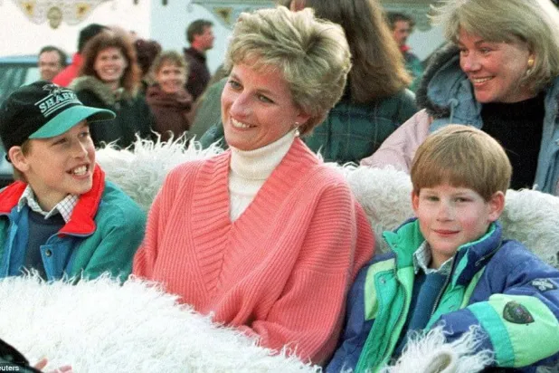 الأميرة ديانا الى جانب طفليها هاري (يمين) وويليام (رويترز)