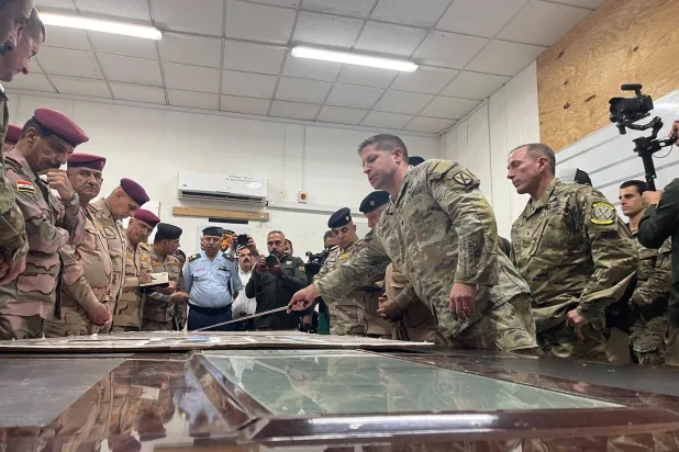 مسؤولون عسكريون أميركيون وعراقيون في قاعدة عين الأسد (أرشيفية - الجيش الأميركي)