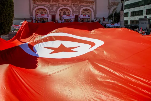 أنصار الرئيس التونسي قيس سعيد ينظمون مسيرة حاشدة احتفالاً بيوم الجمهورية التونسية إلى جانب احتجاج أنصار أحزاب المعارضة للمطالبة بالإفراج عن المعارضين السياسيين في البلاد (د.ب.أ)