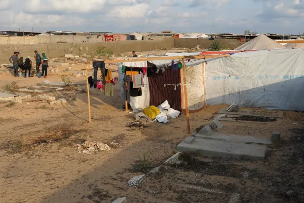 فلسطينيون نازحون من الجزء الشرقي لمدينة خان يونس أقاموا مخيماً مؤقتاً بالجزء الغربي من المدينة جنوب قطاع غزة في 26 يوليو 2024 (أ.ف.ب)