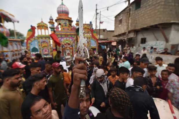 باكستانيون خلال مشاركتهم في طقوس «عاشوراء» بمدينة كراتشي (إ.ب.أ)
