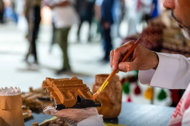 يُقدّم مجموعة حِرفيين سعوديين أعمالاً مبتكرة أمام زوار المهرجان (وزارة الثقافة)