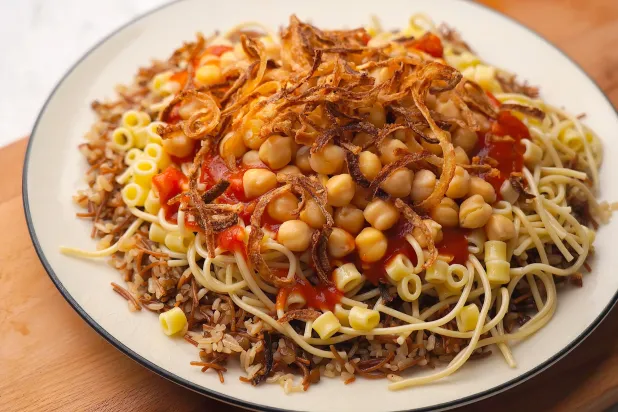 طبق الكشري المصري (شاترستوك)