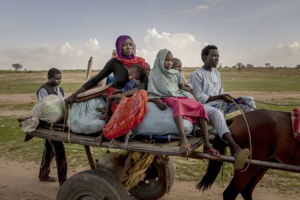 Açlık ve savaştan kaçan Sudanlı aileler, Darfur bölgesinden Çad'daki mülteci kamplarına geçiyor. (New York Times)