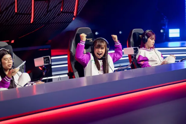 فريق يحتفل ببلوغه نصف النهائي (الشرق الأوسط)