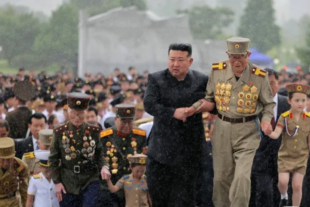 Kuzey Kore lideri Kim Jong Un Kore Savaşı Kurbanları Anıt Mezarı'na  çiçek koyma töreninde (DPA).