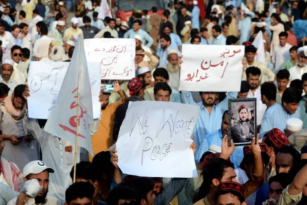 Pakistanlılar artan huzursuzluğu protesto etmek için barış yürüyüşüne katıldı (DPA)