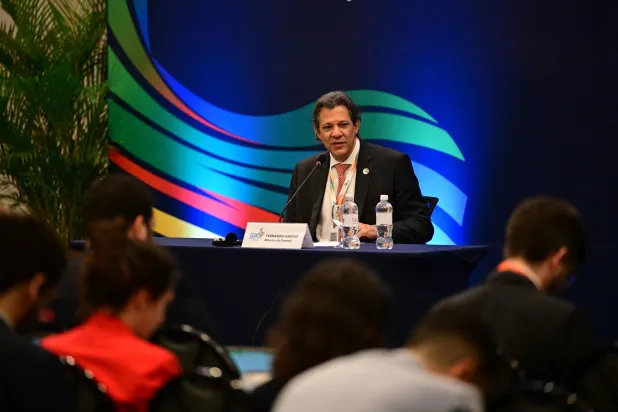 وزير مالية البرازيل فرناندو حداد خلال مؤتمر صحافي في بلاده التي تستضيف اجتماعات مجموعة العشرين (أ.ف.ب)