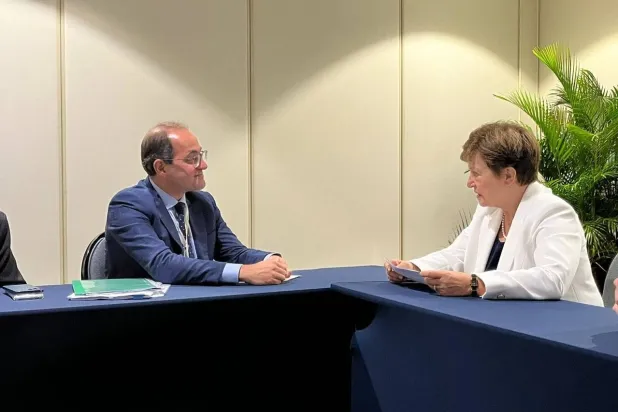 وزير المالية المصري أحمد كجوك خلال لقائه كريستالينا غورغييفا المدير العام لصندوق النقد الدولي (الشرق الأوسط)