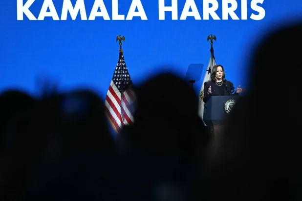 كامالا هاريس تُلقي كلمة خلال مؤتمر اتحاد المعلمين الأميركيين في هيوستون الخميس (أ.ف.ب)