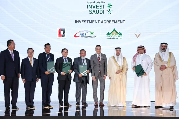 وزير الاستثمار السعودي ووزير الخارجية التايلاندي لدى تكريم ممثّلي بعض القطاعات الخاصة في البلدين خلال منتدى الاستثمار الأخير بالرياض (الشرق الأوسط)