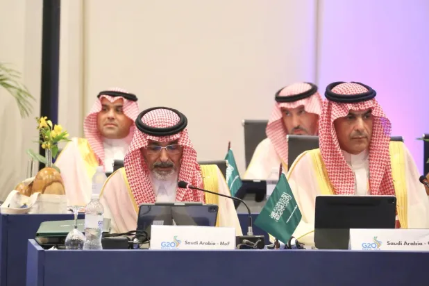 وزير المالية السعودي محمد الجدعان ومحافظ البنك المركزي أيمن السياري خلال اجتماع وزراء المالية ومحافظي البنوك المركزية لمجموعة العشرين (وزارة المالية)