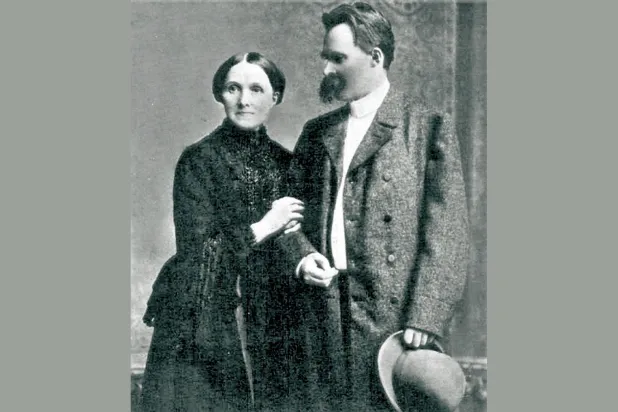 نيتشه مع أمه 