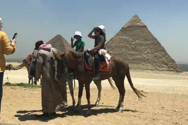 استياء كتاب ومتابعين من سلوكيات «الخيالة والجمالة» بمنطقة أهرامات الجيزة (الشرق الأوسط)