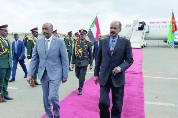 Eritre Devlet Başkanı Isaias Afwerki, geçtiğimiz yıl eylül ayında Asmara'da Sudan Egemenlik Konseyi Başkanı ve Ordu Komutanı Orgeneral Abdulfettah el-Burhan böyle karşıladı (Sudan Egemenlik Konseyi Facebook sayfası)