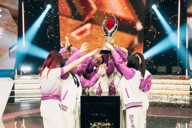 فريق «سمارت أوميغا» لحظة تتويجه باللقب (الشرق الأوسط)