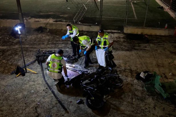 خدمات الطوارئ الإسرائيلية في موقع سقوط الصاروخ على ملعب كرة القدم في الجولان (رويترز)