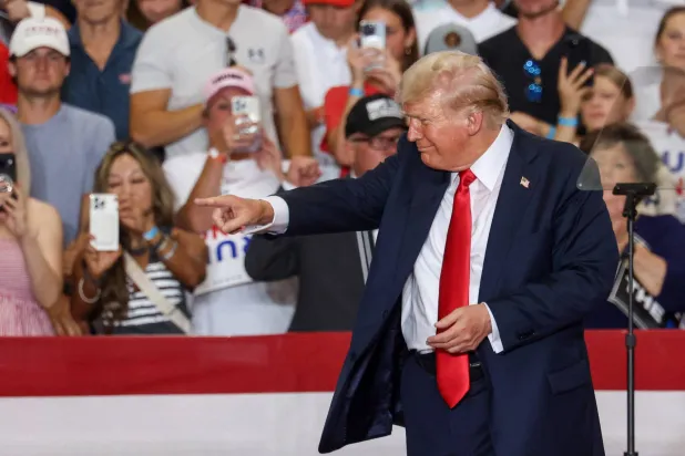ترمب يُلوِّح بيده بعد أن تحدث خلال تجمع انتخابي في مركز «هيرب بروكس» الوطني للهوكي في سانت كلاود بولاية مينيسوتا (أ.ف.ب)
