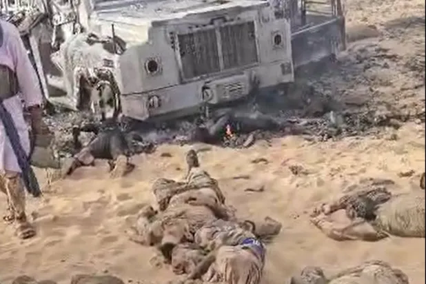 آلية عسكرية محترقة قرب تينزاوتين شمال مالي (ناشطون متمردون)