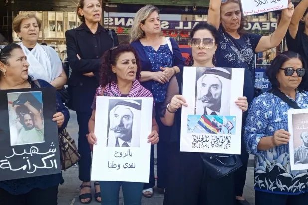 لافتات رفعها محتجو ساحة الكرامة بالسويداء اليوم تضامناً مع مجدل شمس المجاورة التي تربطهم بها علاقة قرابة ومصاهرة (السويداء 24)