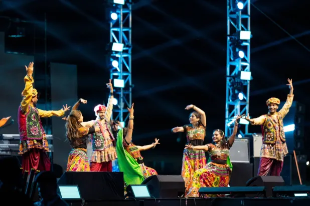 جانب من العروض الفنية التي شهدتها الأمسية الهندية التي أقيمت في نادي الفروسية بجدة (موسم جدة)