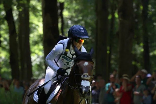 الفارسة البريطانية لورا كوليت تتألق في منافسات أولمبياد باريس (أ.ف.ب)