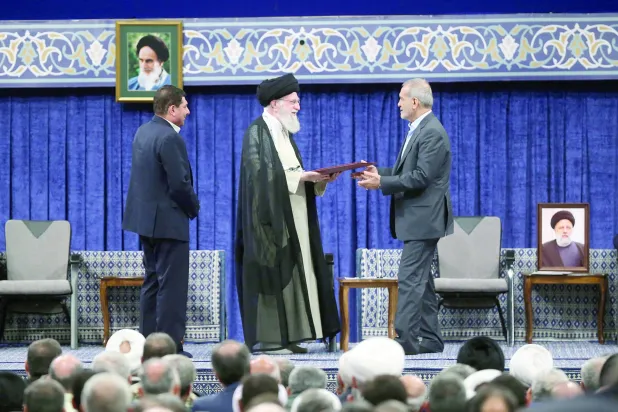 مراسم المصادقة على مرسوم رئاسة بزشكيان (موقع خامنئي)