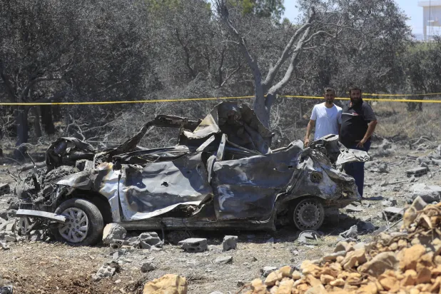 سيارة مدمَّرة نتيجة غارة جوية على جنوب لبنان 19 يوليو (تموز) 2024 (أ.ب)