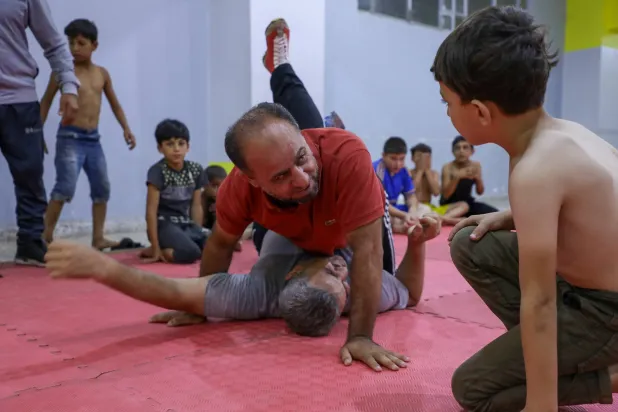 تقاعد المصارع فاتح ريحاني منذ 15 عاماً لكنه لم يتخلَّ عن رياضته المفضلة بل اتجه للتدريب (الشرق الأوسط)