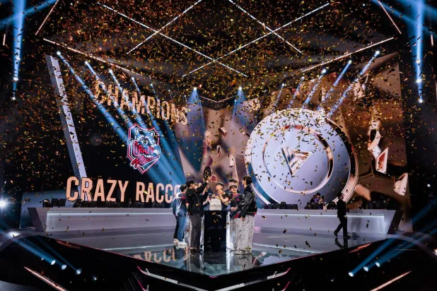 جانب من تتويج فريق «كريزي راكون» (الشرق الأوسط)