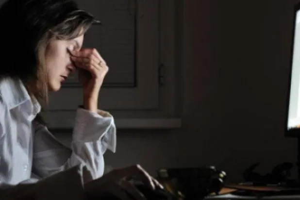 الناس يتحدثون بأسلوب أكثر حدة عند تعرضهم لضغوط في العمل (أ.ف.ب)