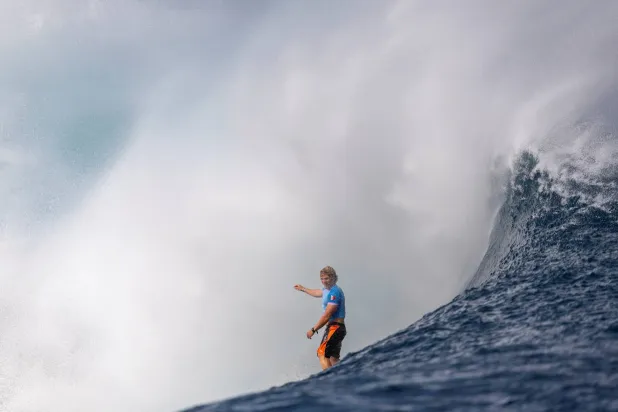 أوقفت المنافسات بسبب ارتفاع الأمواج بسبب العاصفة (رويترز)