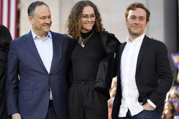 دوغ إيمهوف مع ولديه إيلا وكول (أ.ب)